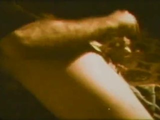 नॉटी ब्लोंड स्कूलगर्ल gets spanked में विंटेज पॉर्न दृश्य