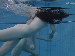 Two príťažlivé lesbičky v the bazén loving eachother: zadarmo porno 42
