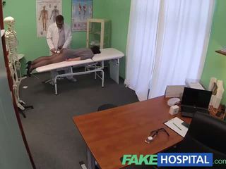 Fakehospital paslėptas cameras laimikis female pacientas using masažas tool