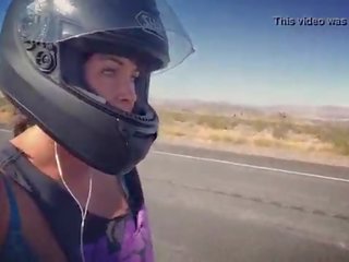 Felicity feline motorcycle बेब राइडिंग aprilia में ब्रा