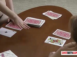 Two sexy milfs giocare un gioco di spogliarello blackjack